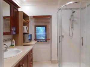 Ένα μπάνιο στο A Spacious Holiday Suite +3 φωτογραφίες