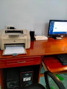 een bureau met een printer en een computer erop bij Nhà Anh - Sửu in Dien Bien Phu