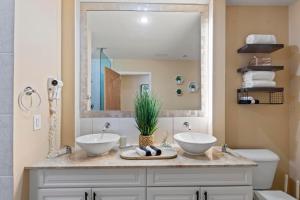 Ένα μπάνιο στο European Village King Suite Retreat: Unwind, Explore, Beach, Work! +32 φωτογραφίες