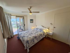 un dormitorio con una cama y una ventana en Pelican Shore Villa 14 - Kalbarri WA, en Kalbarri