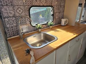 Fotografie z fotogalerie ubytování Mietwohnwagen inklusive Stellplatz & Strom - Dixi-WC v destinaci Carpin