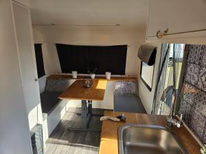 a dining room with a table in a rv at Mietwohnwagen inklusive Stellplatz & Strom - Dixi-WC in Carpin