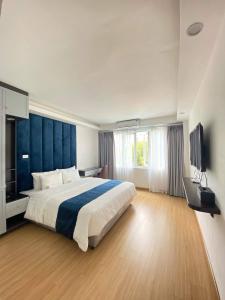 Postel nebo postele na pokoji v ubytování Hanoi Capital Premium Hotel + 37 fotografií
