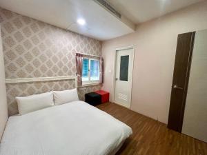 A bed or beds in a room at 夢海民宿