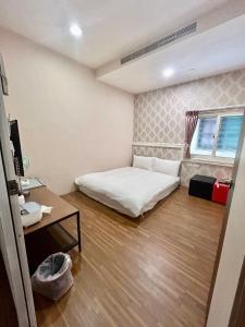 A bed or beds in a room at 夢海民宿