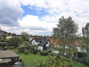 uma vista aérea de uma casa com um quintal em BohnApartments - Stadtblick Zechenhaus - Balkon - gratis Parkplatz - WLAN - sehr ruhig - barrierearm em Ilmenau