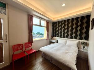 A bed or beds in a room at 夢海民宿