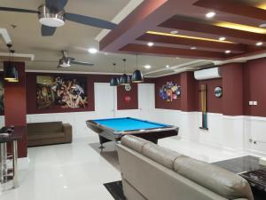 a living room with a pool table in it at Luxurious Penthouse La Grande Résidence with Home Theater & Netflix in Angeles