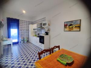 a kitchen and dining room with a table and a dining room gmaxwell gmaxwell gmaxwell gmaxwell at Casa Cristina Beach in Marina di Ragusa