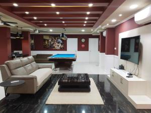 安吉利斯Luxurious Penthouse La Grande Résidence with Home Theater & Netflix的带沙发和台球桌的客厅
