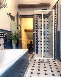 La salle de bains privative est pourvue d'une douche et d'une baignoire. dans l'établissement Tour St Sauveur, à Bellême