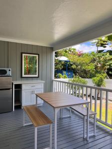 A balcony or terrace at Sunset Shores - UNIT B Kaiupoho