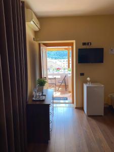 um quarto com uma porta que abre para um pátio com um frigorífico em Vila Haznedari em Berat