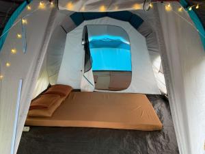 倫邦的住宿－Be Glamping Lembang，一个小帐篷,里面配有一张床