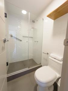 ein Bad mit einem WC und einer Glasdusche in der Unterkunft Hotel Casa costa in Mollendo