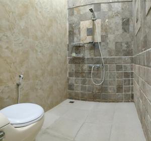 Ένα μπάνιο στο Hotel Cigadung Holiday syariah +33 φωτογραφίες