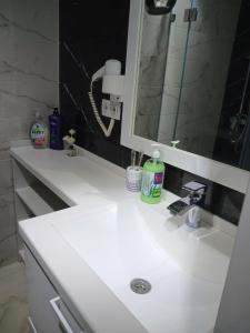 TurksibにあるЖК "Радужный" Аэропорт 1 комнатнаяの白い洗面台と鏡のあるバスルーム