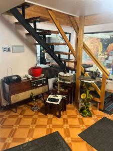 una sala de estar con una escalera de caracol en una casa en Hostal Español Coyhaique en Coihaique