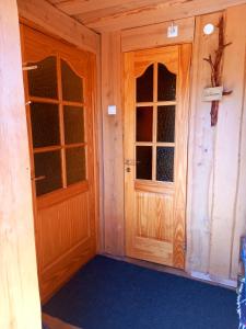 Habitación con 2 puertas de madera en una casa en Raja Country House, en Koldamäe