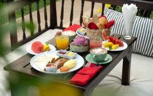- un plateau de produits pour le petit-déjeuner et de boissons sur une table dans l'établissement The Urban, à Siem Reap