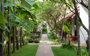 Ein Garten an der Unterkunft The Urban
