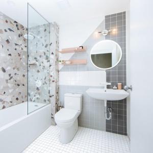 uma casa de banho com um WC, um lavatório e um chuveiro em Haven Boutique Hotel em Durban