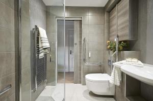 een badkamer met een toilet, een wastafel en een douche bij Haven Boutique Hotel in Durban