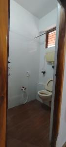 本地治里的住宿－CGR PONDY，一间带卫生间和窗户的小浴室