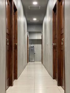 a hallway with a row of wooden doors in a bathroom at Seagather海遇旅宿 in Green Island