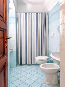 een badkamer met een toilet en een douche bij I Fiori di Salici in Capoliveri