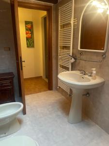 A bathroom at Casa in Umbria
