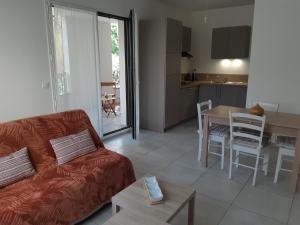 里昂的住宿－KEROPAL，客厅配有沙发和桌子