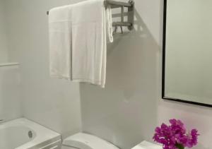 Um banheiro em NJoy Prestige Grand Hotel Don Mueang