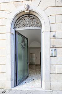 una entrada a un edificio con una puerta de cristal en Elena House Apartments, en Viareggio