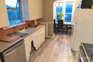 una cocina con fregadero y refrigerador en Bright vintage Apt in the heart of Seattle, en Seattle