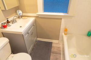 y baño con lavabo, aseo y bañera. en Bright vintage Apt in the heart of Seattle, en Seattle