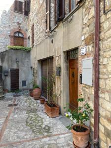 an alley with potted plants on the side of a building at Casa in Umbria in Monte Castello di Vibio