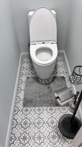 bagno con servizi igienici bianchi in camera di Dostyk a Almaty Altre 26 foto