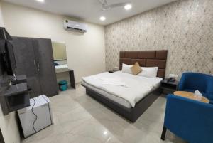 מיטה או מיטות בחדר ב-Hotel Mandakini Royale Near PVR Deep Cinema Hall Kanpur