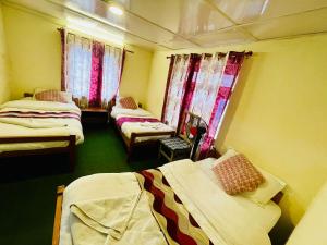 En eller flere senge i et værelse på Best Hostel