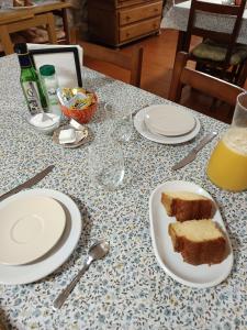 Un restaurante u otro lugar para comer en Pensión liebana