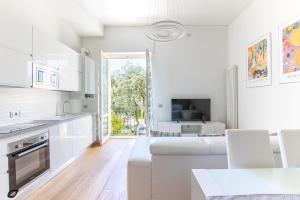 A kitchen or kitchenette at Elena House Apartments