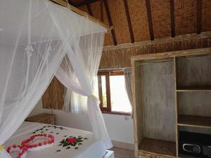 Bintang Tiga Bungalows Gili Air客房内的一张或多张床位