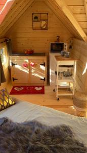 Habitación con cama y microondas en una cabaña en Camping Paradis le Moulin des Oies en Belz