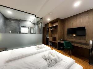 een slaapkamer met een groot wit bed en een bureau bij B-Chill Cologne in Keulen