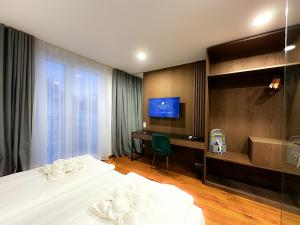 een hotelkamer met een bed, een bureau en een televisie bij B-Chill Cologne in Keulen