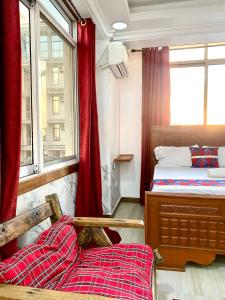 Un pat sau paturi într-o cameră la Amazing Apartment Free Parking & Security
