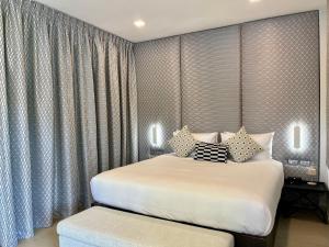 een hotelkamer met 2 bedden en een raam bij Moorea Boutique Resort Samui in Koh Samui 