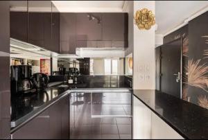 uma grande cozinha com bancadas a preto e branco em Carpe Diem em Beaulieu-sur-Mer