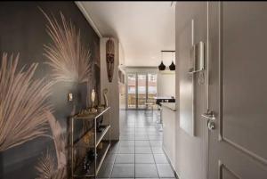 um corredor com uma cozinha com uma porta e um corredor com um sidx sidx em Carpe Diem em Beaulieu-sur-Mer